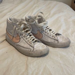 Nike blazers peach/pink and white size 7 women’s